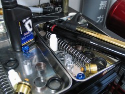 洗浄、消耗部品（上下スライドメタル、オイルシール、ダストシール、オイル）を交換